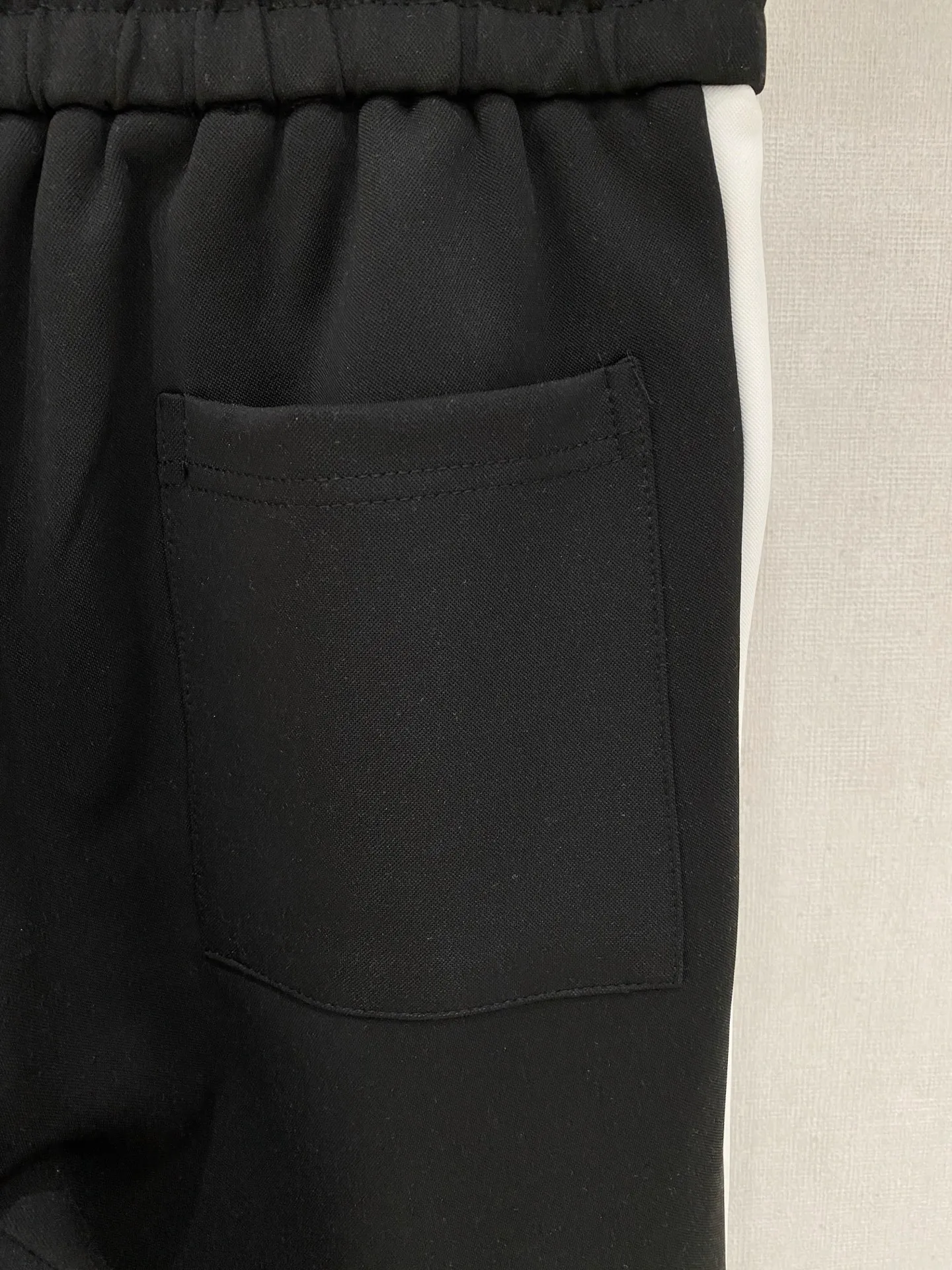 🅿️720 LV hot-selling suit is coming. Focus on the original version of the official website. 2025 new hot-selling cardigan suit. The original order is the best. 🇭🇰The meticulous work of top designers. It has a fitting and perfect upper body effect. All-natural high-quality Tencel Roman cotton 100%, close-fitting comfort, noble and elegant! Original hardware embodies elegance and nobility! Counter size: M-3XL (maximum wear up to 190 pounds)